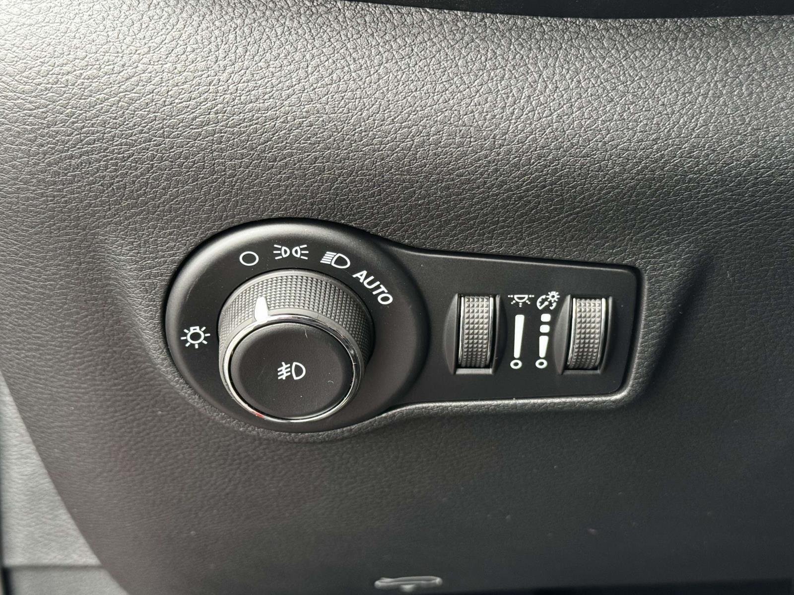 New 2026 Red Hot Pearlcoat Jeep Latitude Altitude image 8