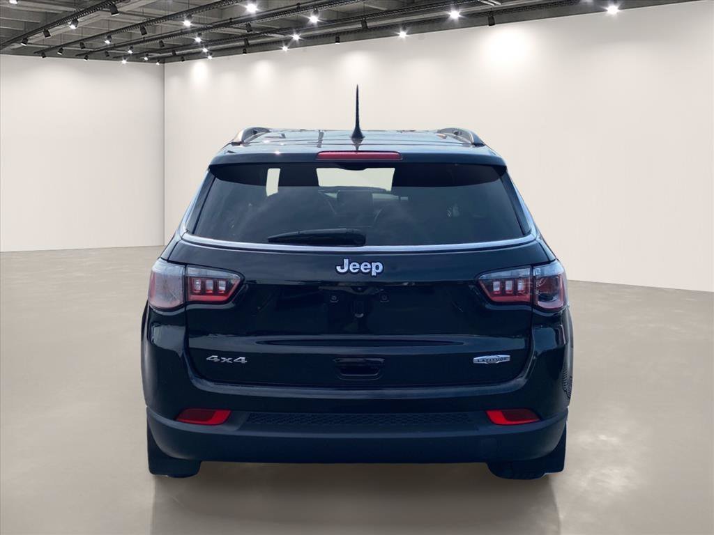 Used 2022 Diamond Black Crystal Pearlcoat Jeep Latitude image 6