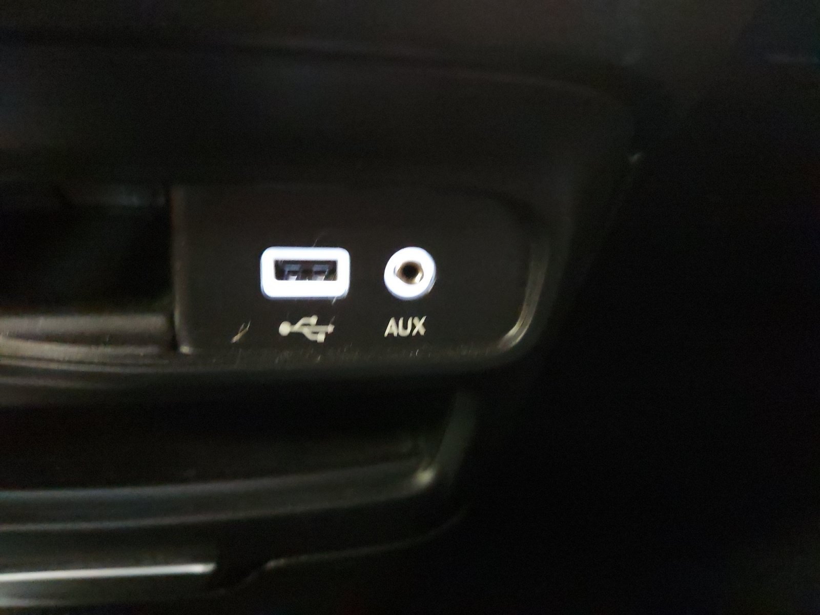 Used 2020 Luxury White Pearlcoat Chrysler Touring image 21