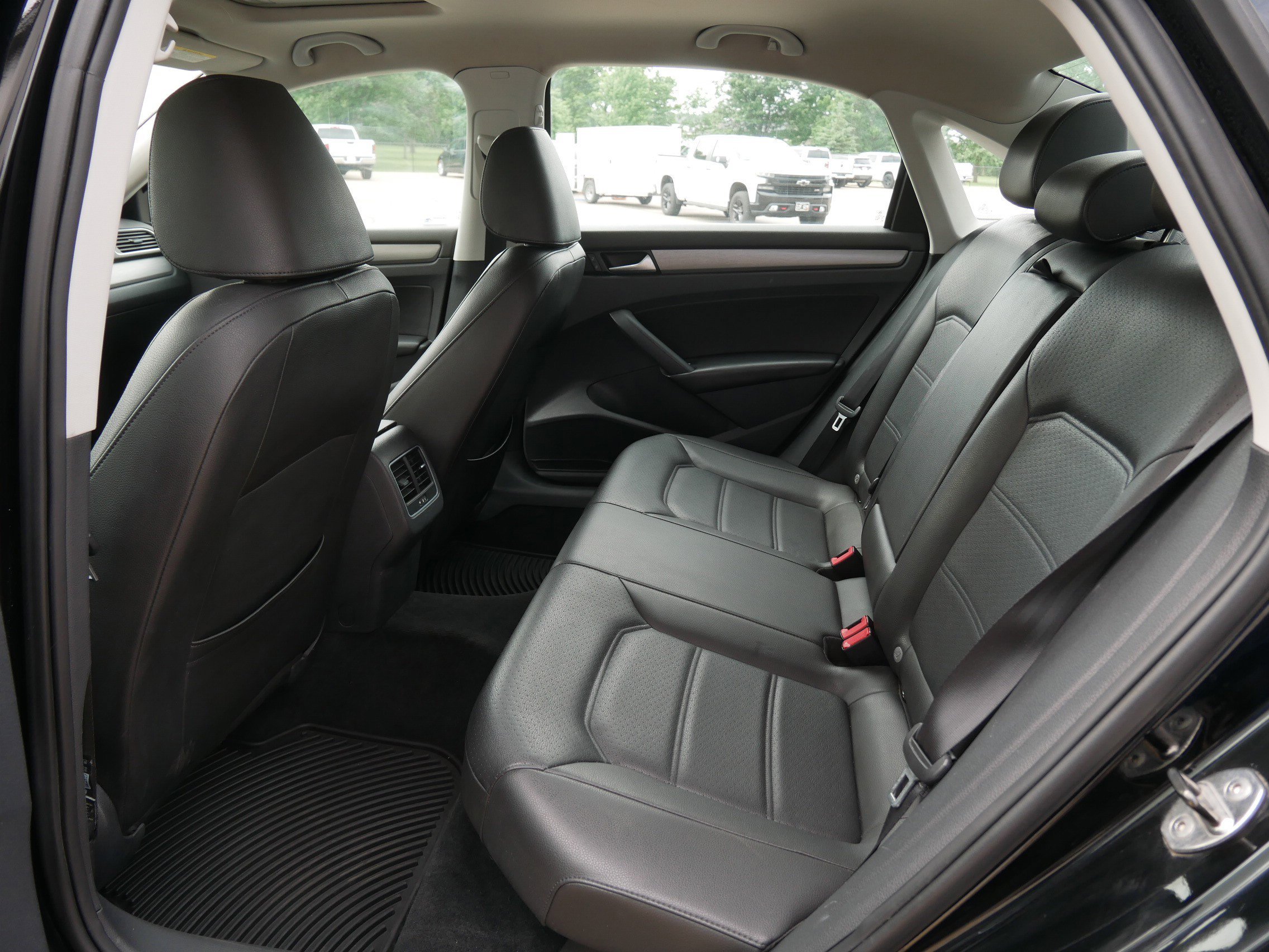 Used 2014 Black Volkswagen SE w/Snrf/Nav image 11