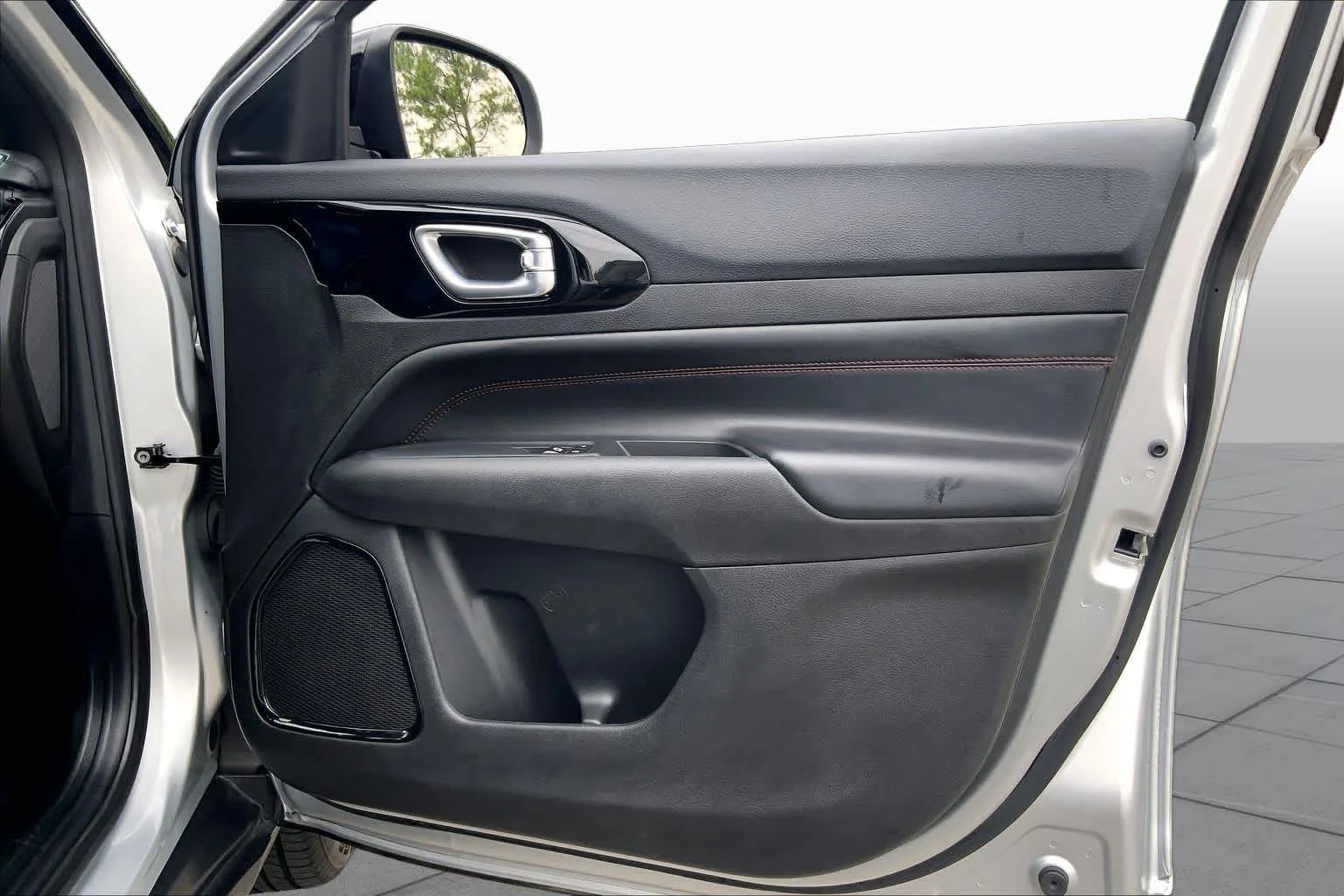 Used 2025 Silver Zynith Metallic Clearcoat Jeep Trailhawk image 23