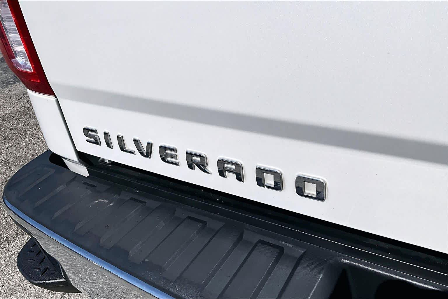 Used 2018 Iridescent Pearl Tricoat Chevrolet LTZ image 10