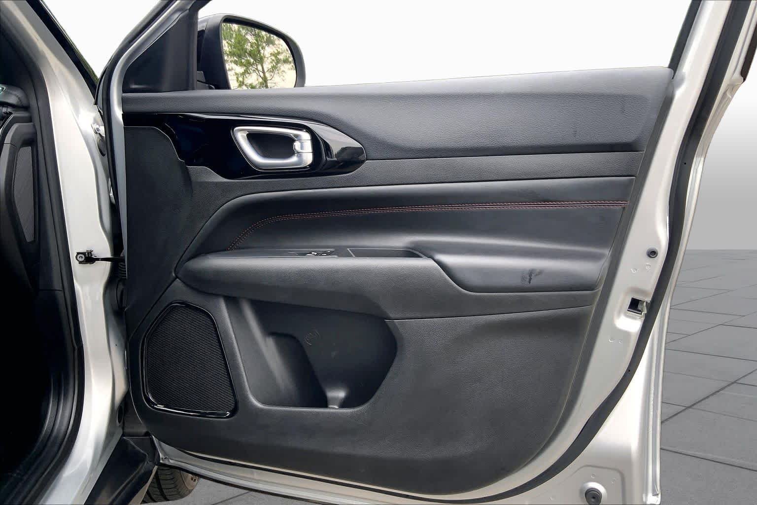 Used 2025 Silver Zynith Metallic Clearcoat Jeep Trailhawk image 22