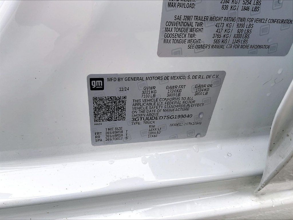 Used 2025 Summit White GMC SLT image 32