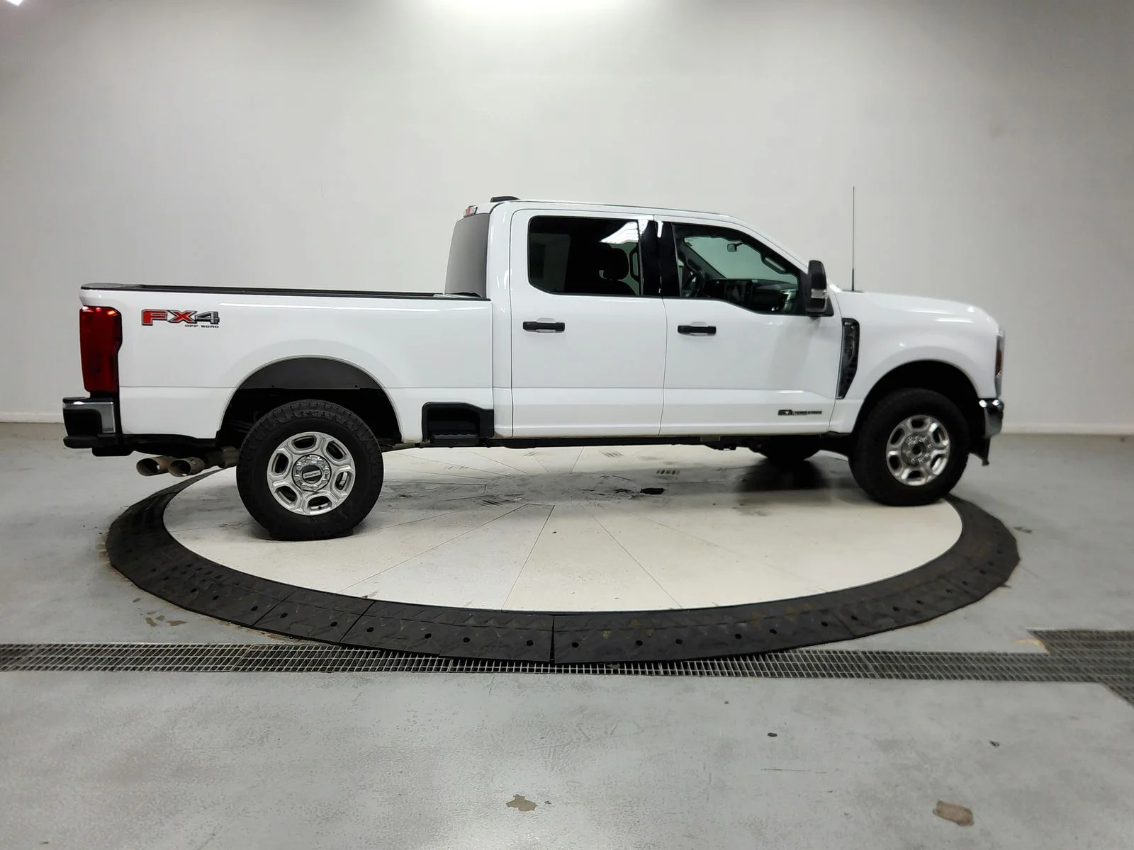 Used 2025 Oxford White Ford XLT image 9