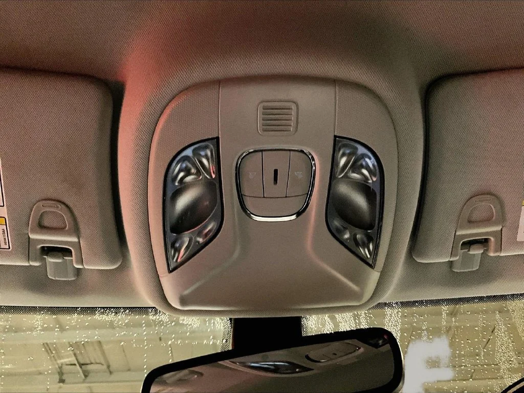 Used 2018 White Jeep Latitude image 23