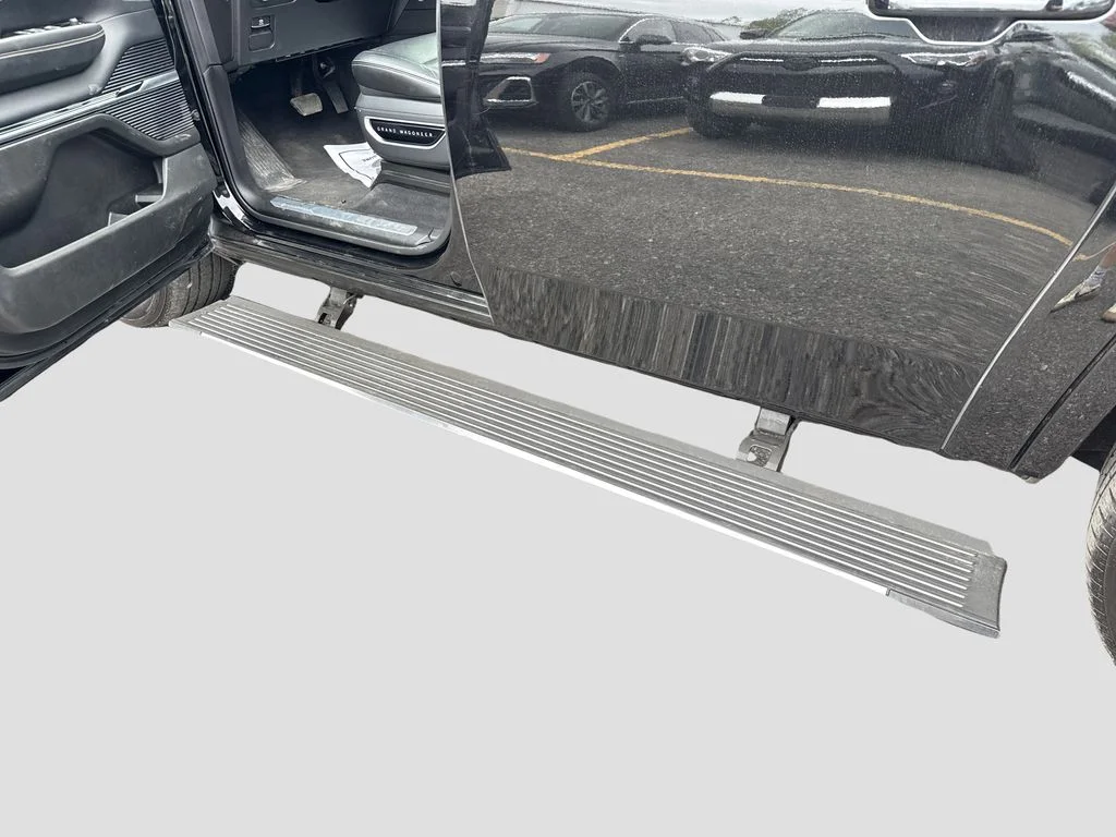 Used 2024 Black Jeep Base image 27