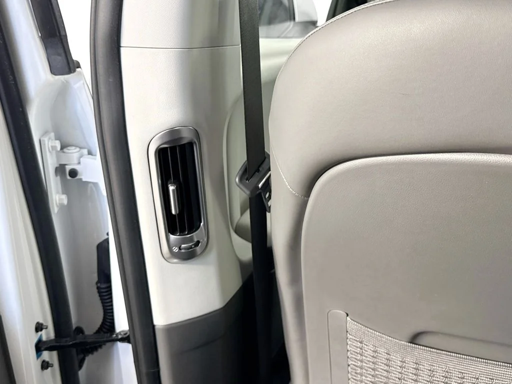 Used 2025 White Hyundai SEL image 23