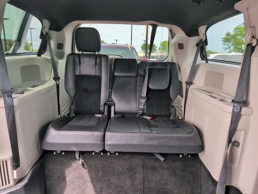 Used 2018 White Dodge SXT image 24