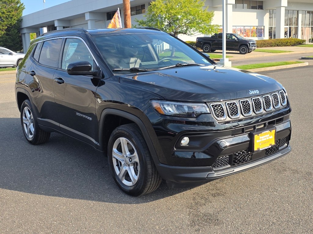Certified Used 2023 Diamond Black Crystal Pearl Coat Jeep Latitude image 9