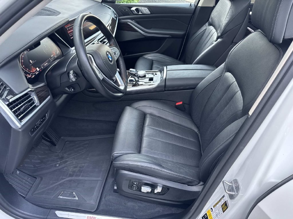 Used 2019 White Metallic BMW xDrive40i image 24