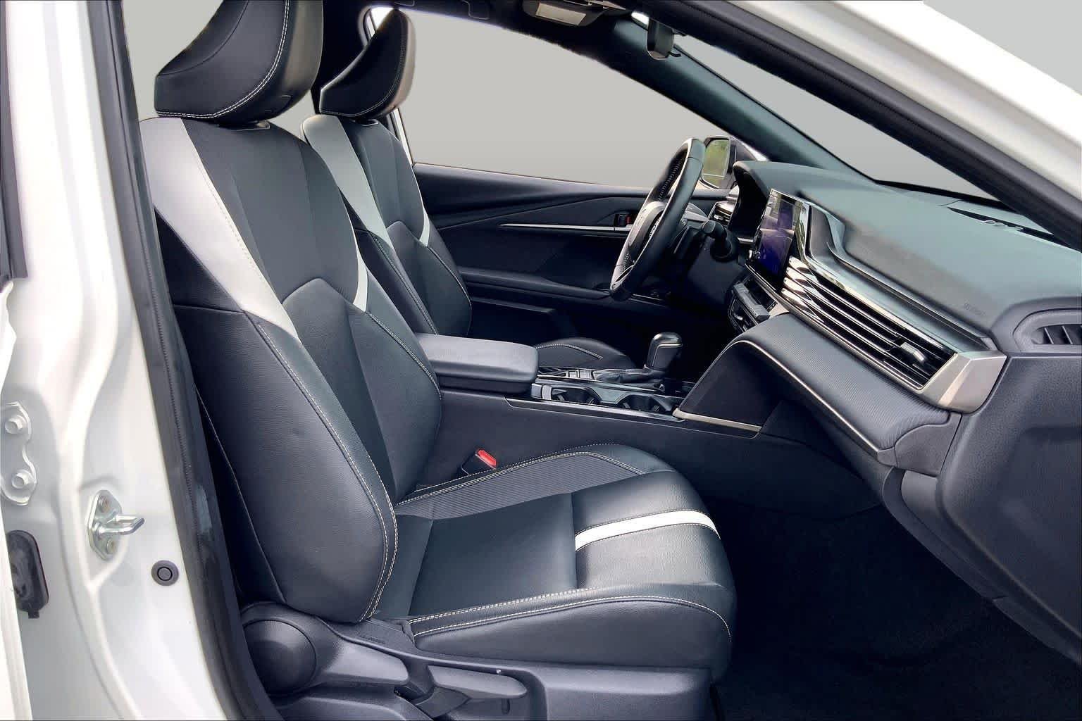 Used 2025 Ice Cap Toyota SE image 9