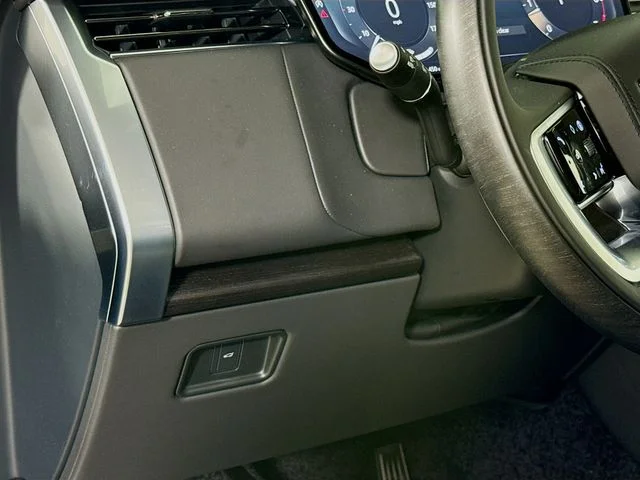 New 2026 Carpathian Grey Land Rover SE image 10