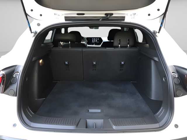 Used 2025 White Chevrolet 1RS image 9