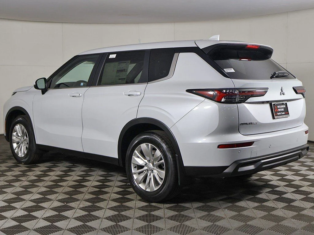 2026 Mitsubishi Outlander ES - Photo 8
