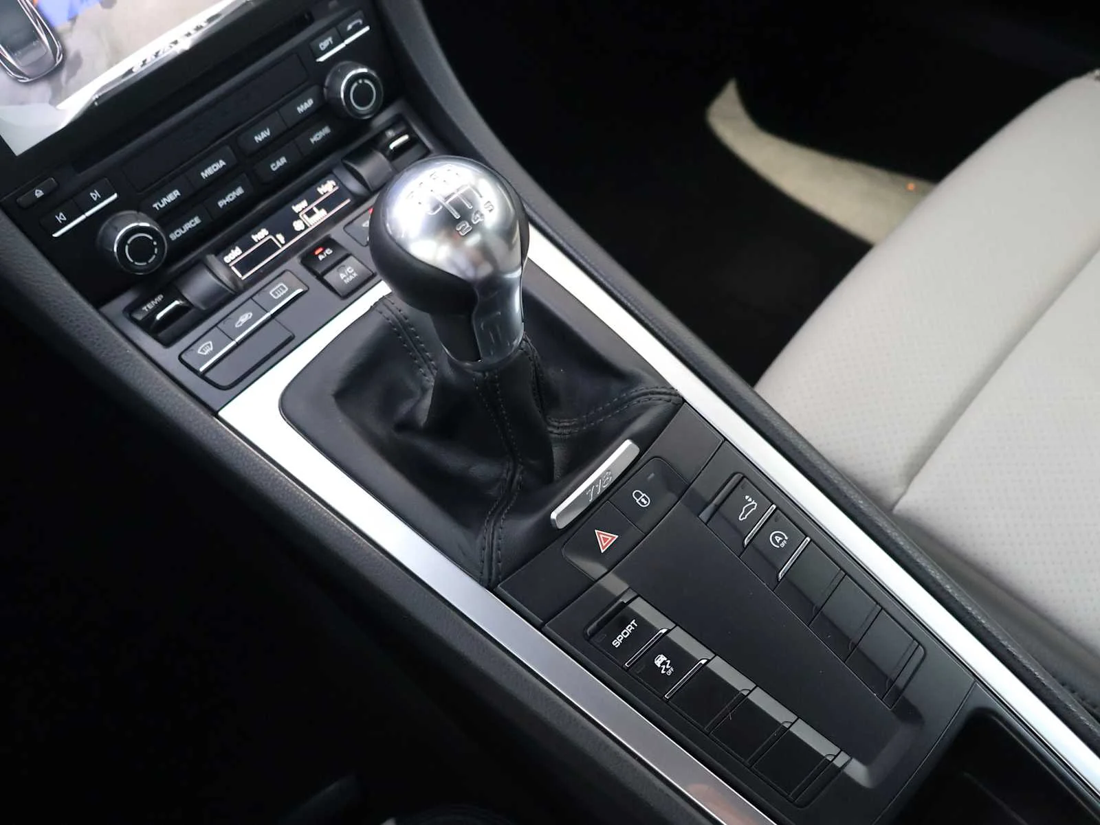 Used 2018 White Porsche  image 20