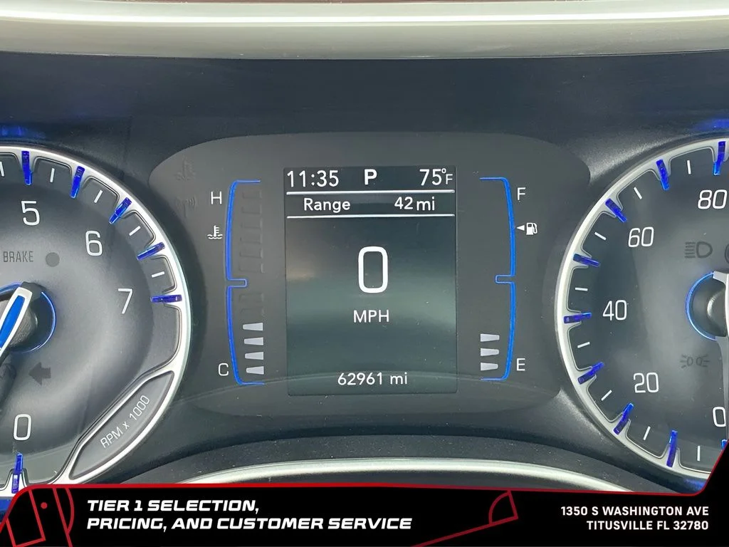 Used 2023 White Chrysler LX image 22