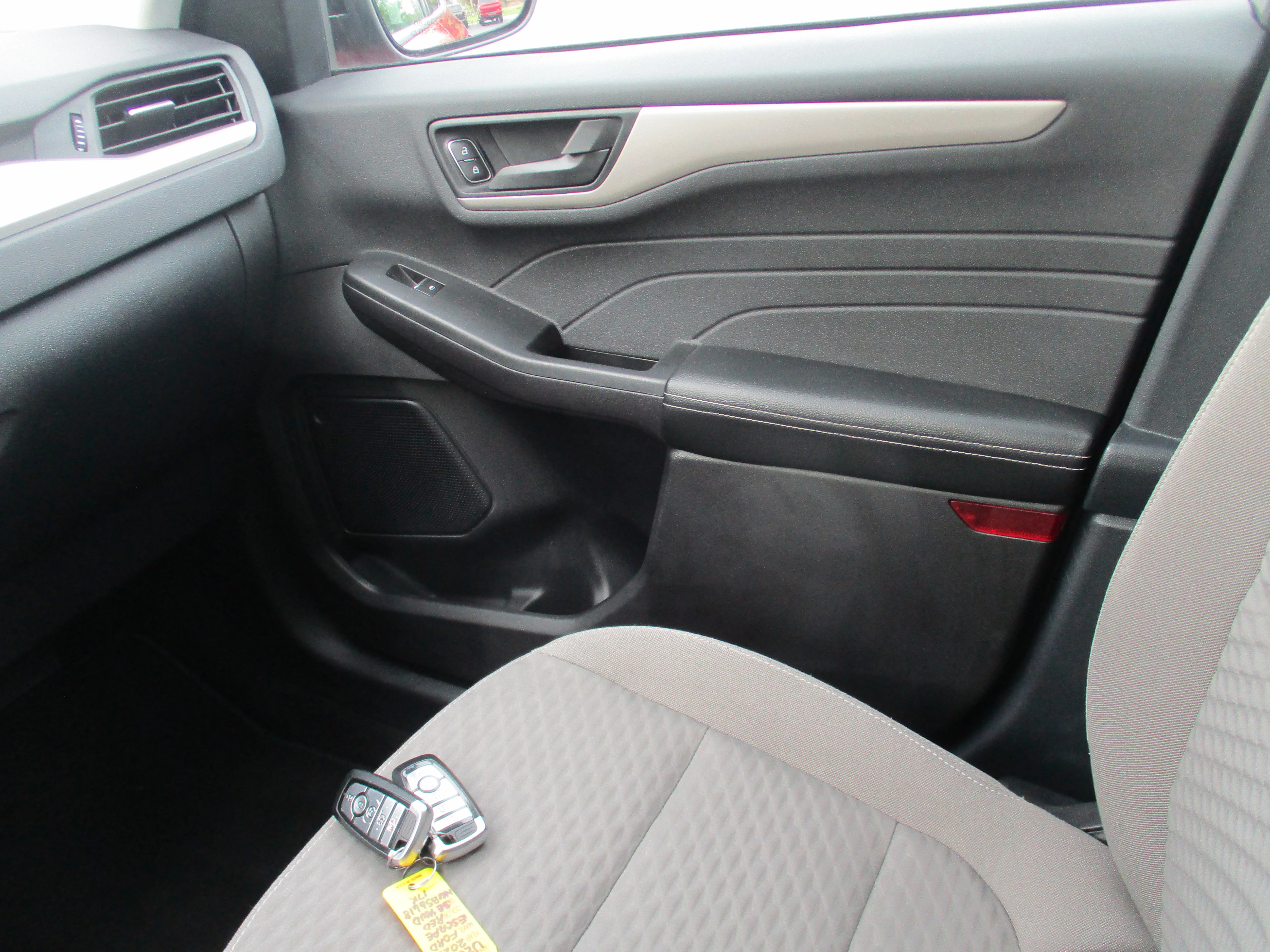 Used 2022 Rapid Red Metallic Tinted Clearcoat Ford SE image 21