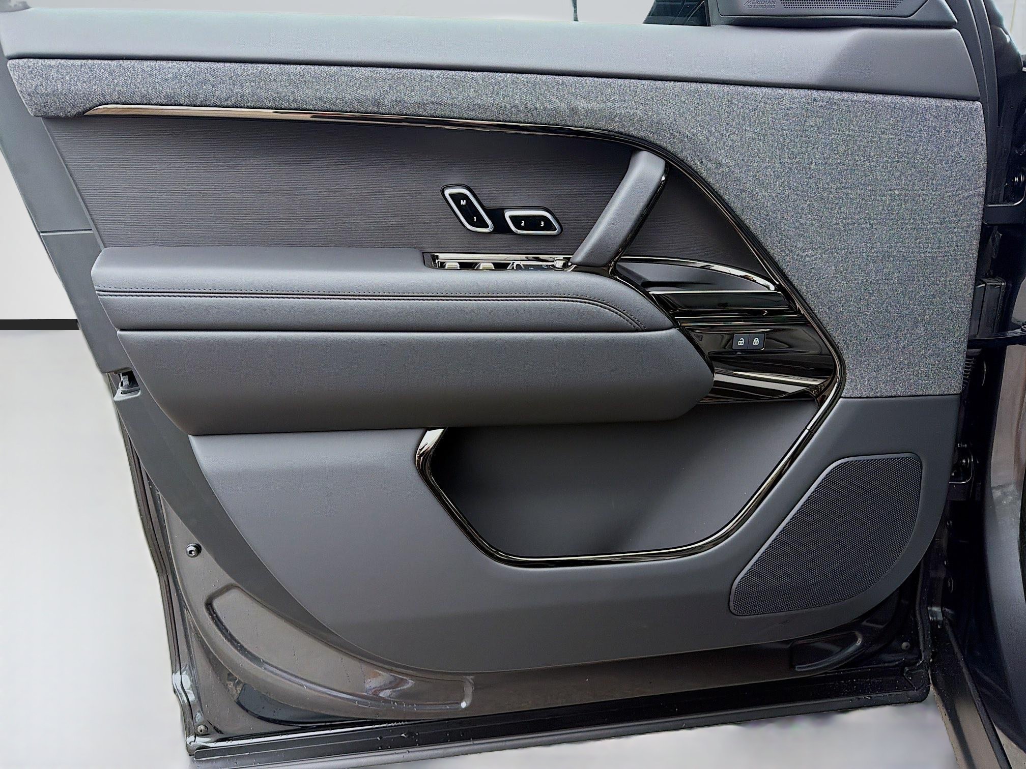 New 2026 Carpathian Grey Land Rover Dynamic SE image 23