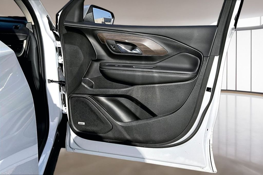 Used 2024 White GMC Denali image 19