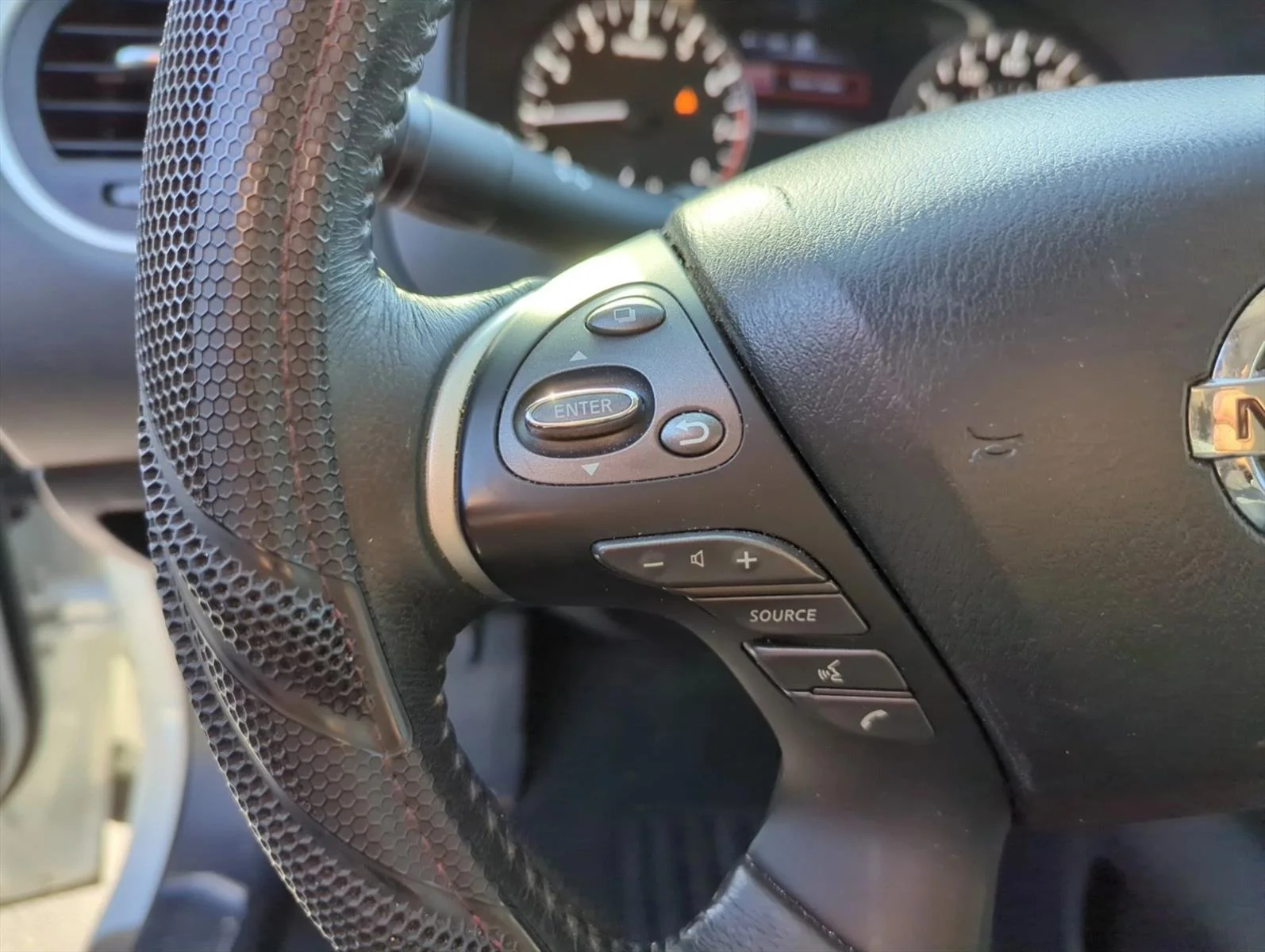 Used 2018 Pearl White Nissan SL image 16