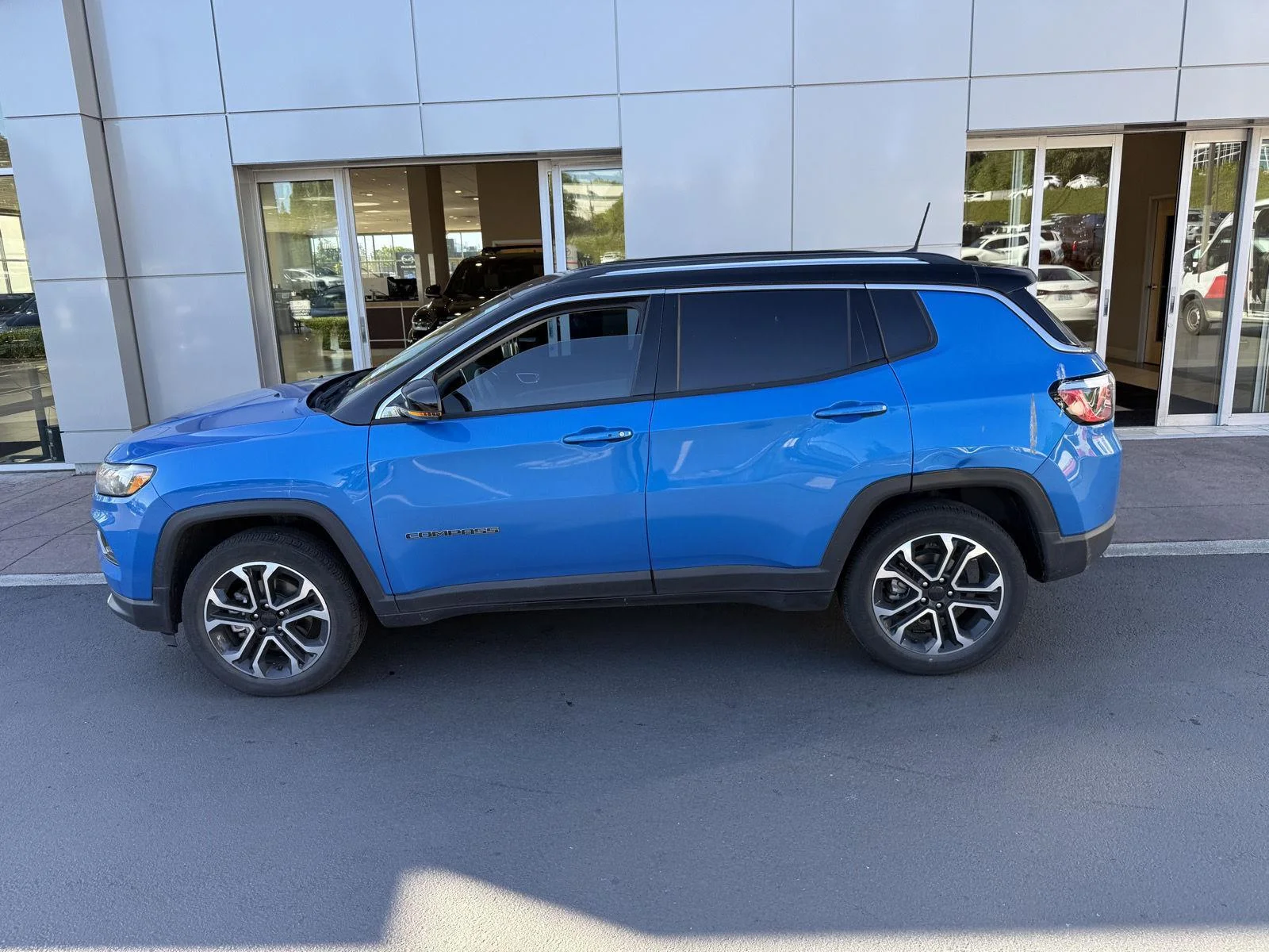 Used 2022 Laser Blue Pearlcoat Jeep Limited image 2