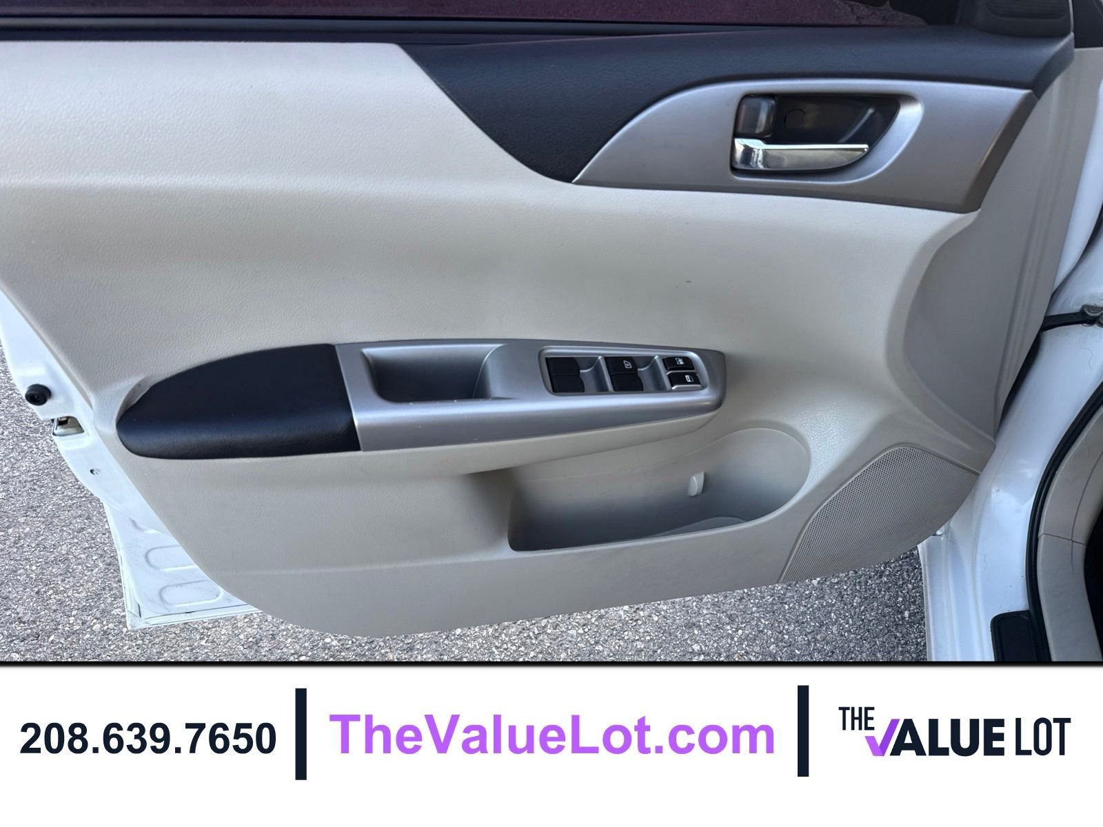 Used 2010 White Subaru 2.5i image 18