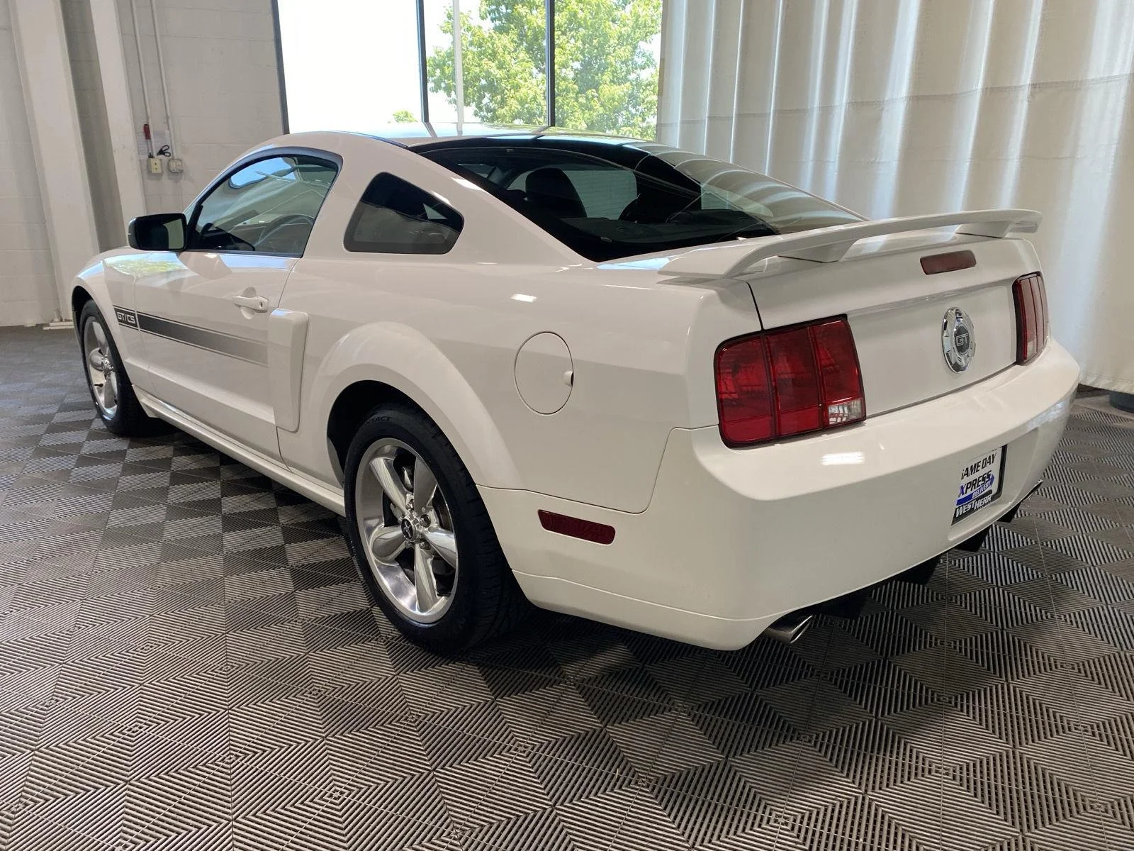 Used 2008 Performance White Clearcoat Ford GT Deluxe image 6