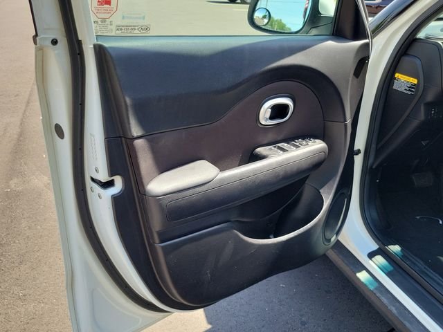 Used 2018 White Kia Base image 7