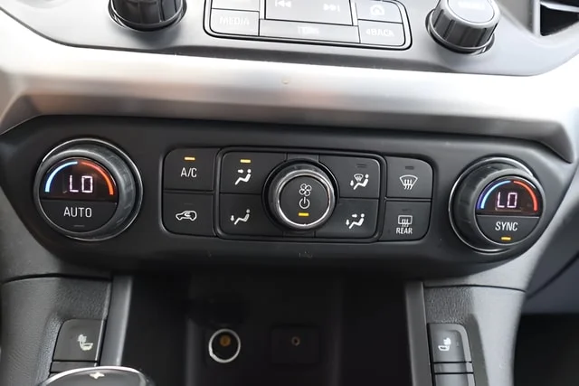 Used 2019 Summit White GMC SLE-2 image 31