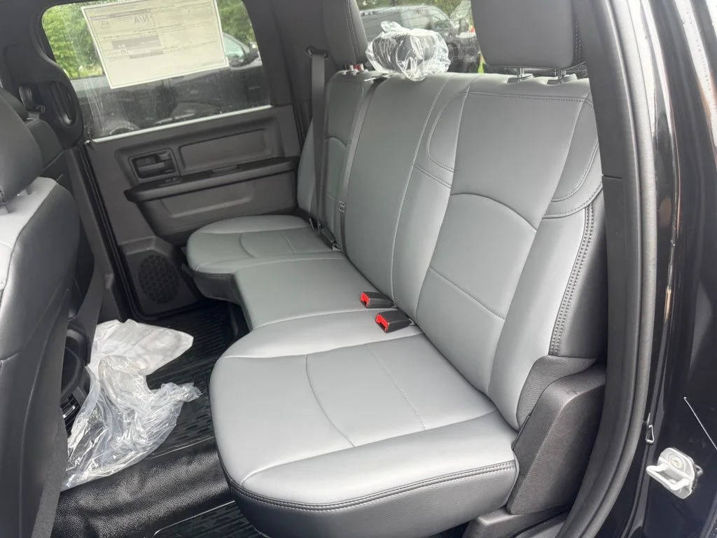 New 2026 Diamond Black Crystal Pearl-Coat Exterior Paint RAM Tradesman image 34