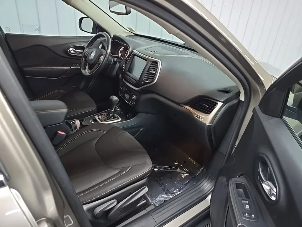 Used 2016 Beige Jeep Latitude image 15