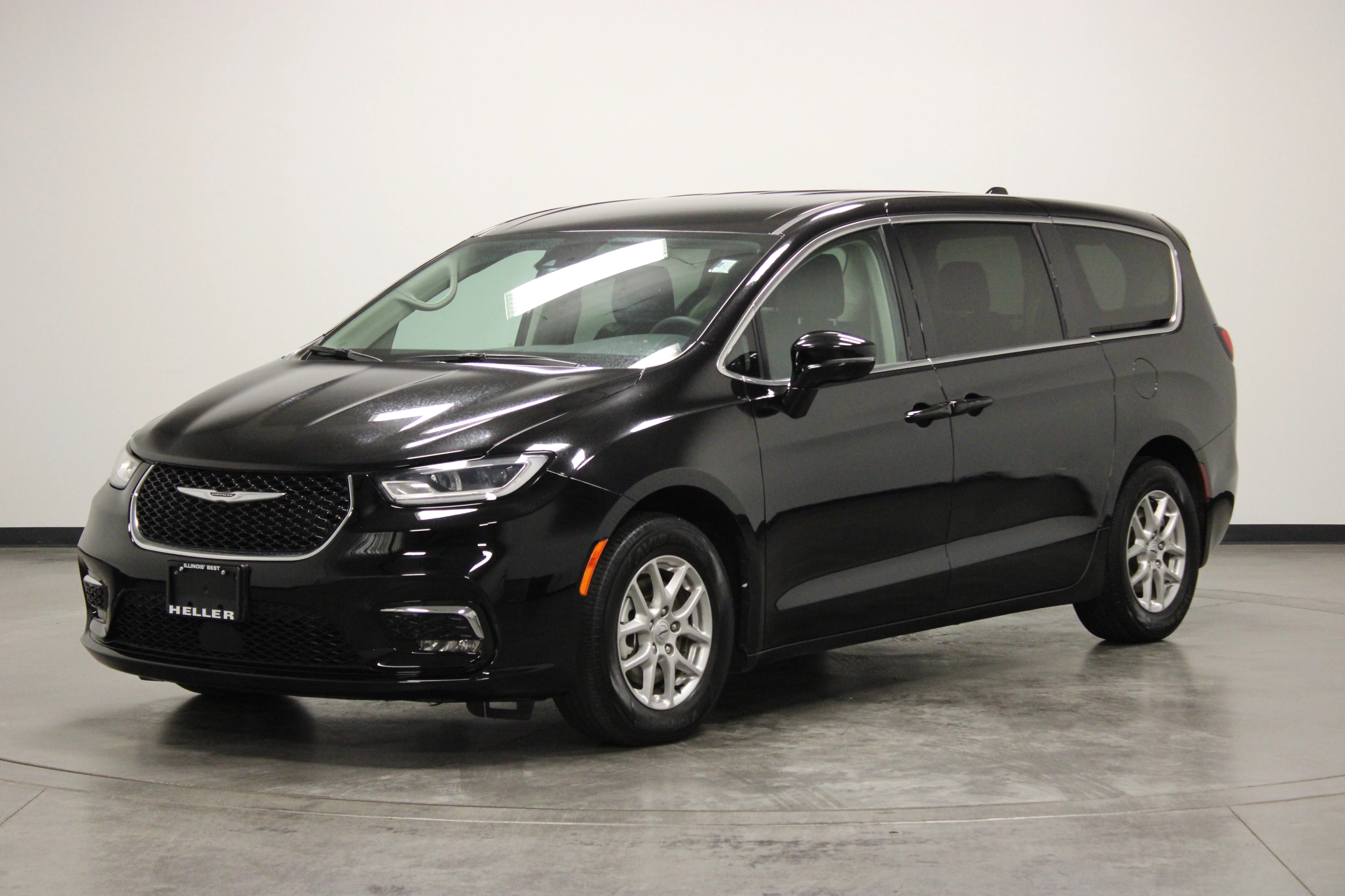 Used 2024 Diamond Black Crystal Pearlcoat Chrysler Touring L image 4