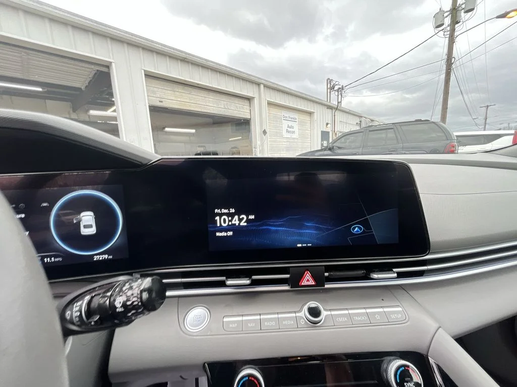 Used 2025 Silver Hyundai SEL Convenience image 16
