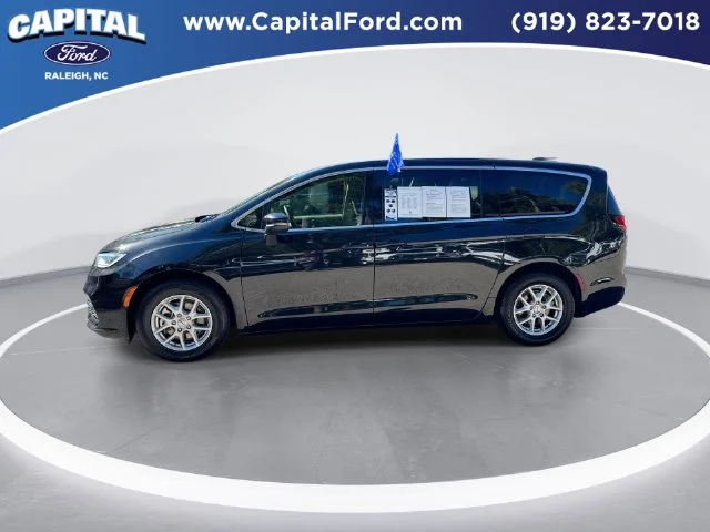 Used 2023 Black Chrysler Touring L image 5
