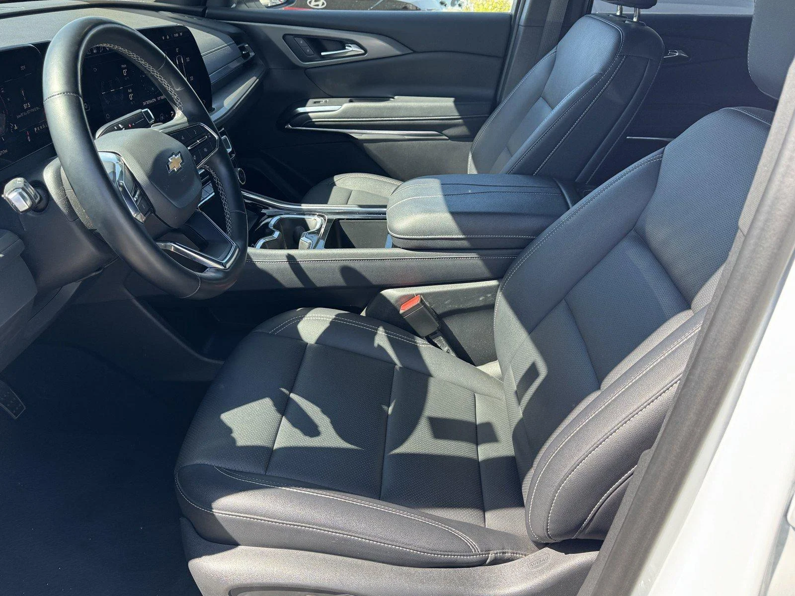 Used 2025 Summit White Chevrolet LT image 19