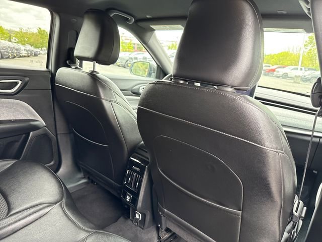 Used 2024 Silver Zynith Metallic Clearcoat Jeep Latitude image 11