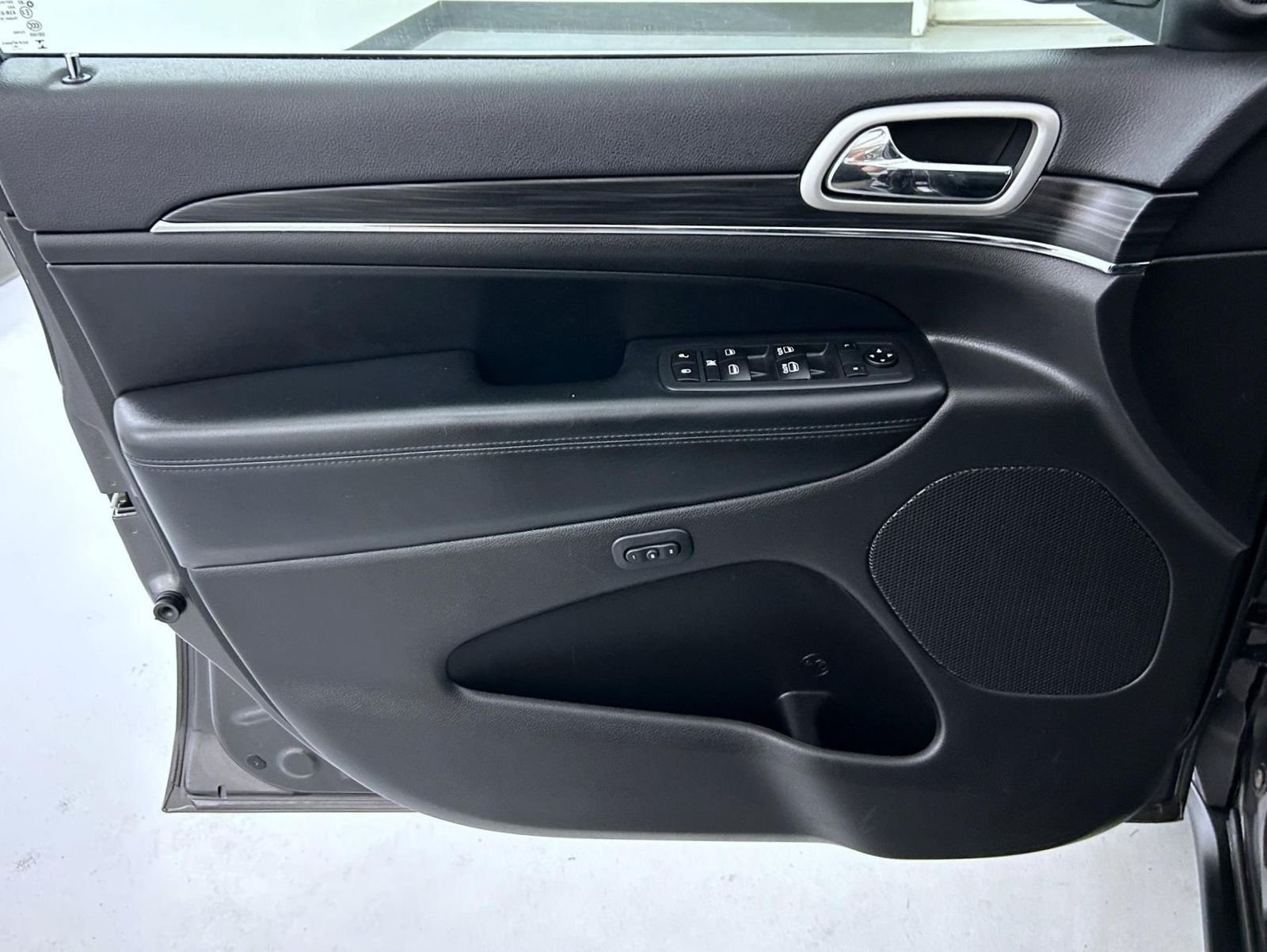 Used 2020 Gray Jeep Limited image 9
