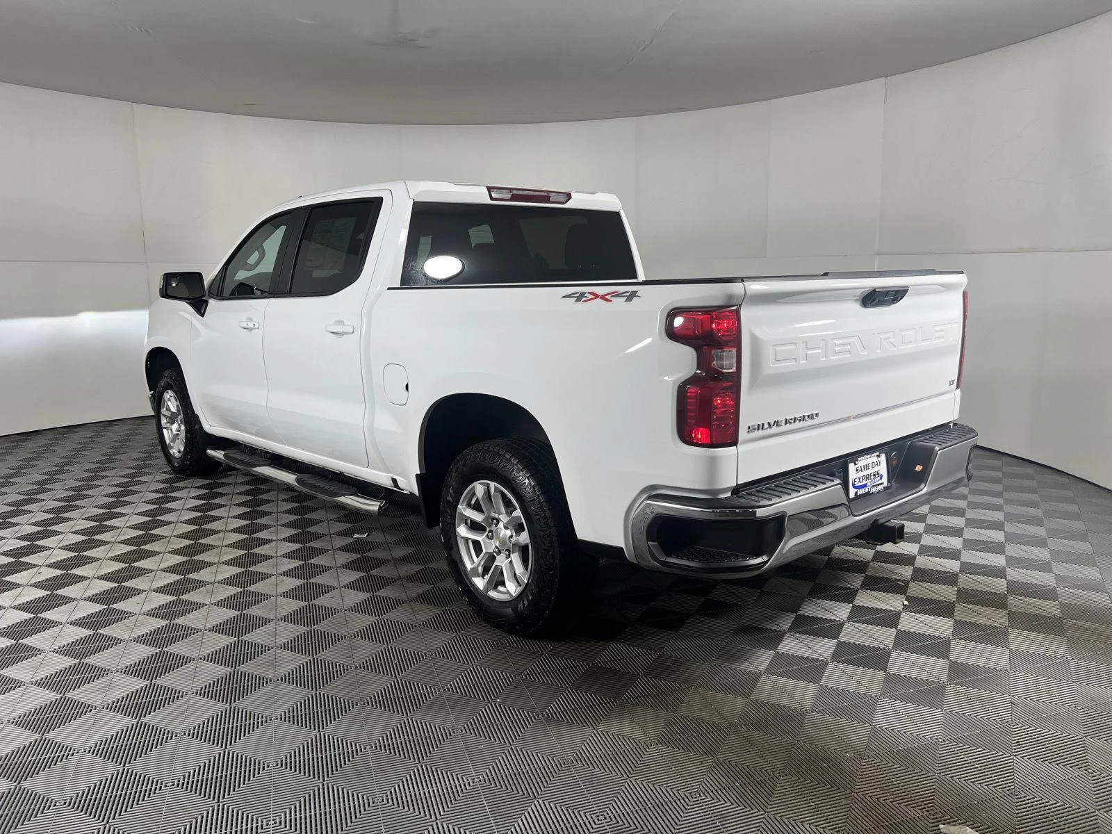 Used 2024 Summit White Chevrolet LT image 25