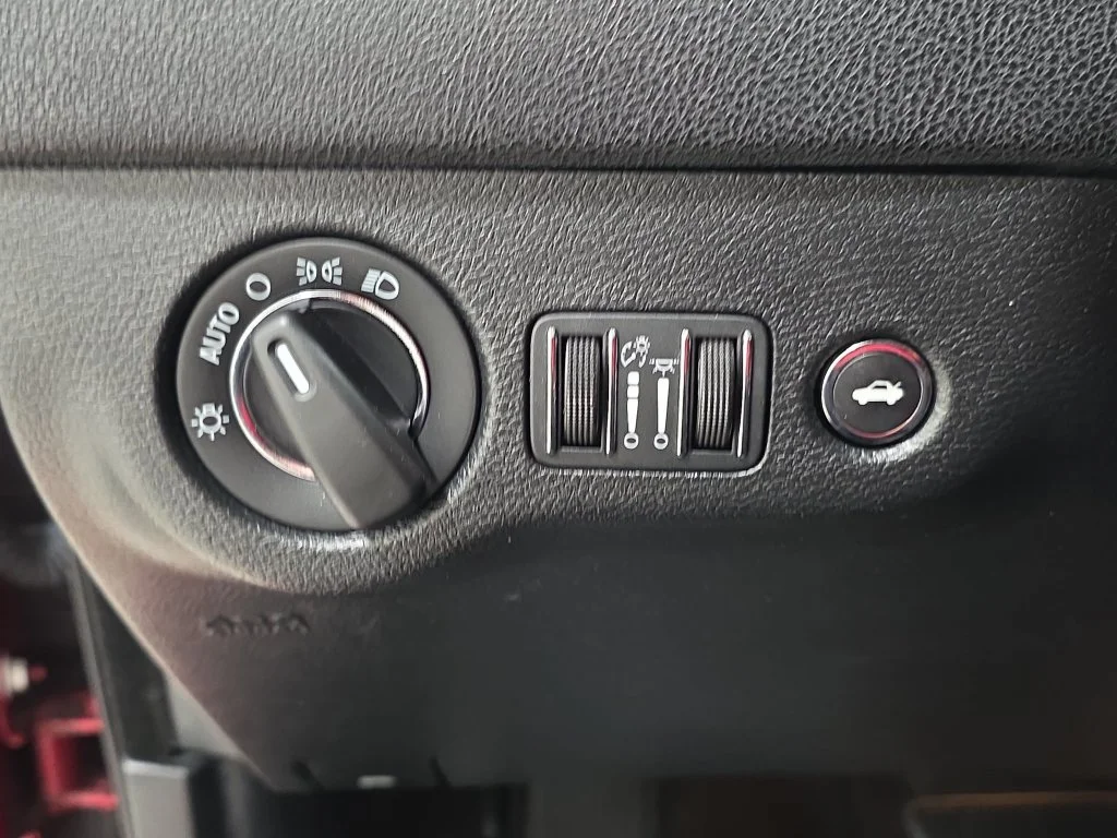 Used 2018 Velvet Red Pearlcoat Chrysler Touring image 24