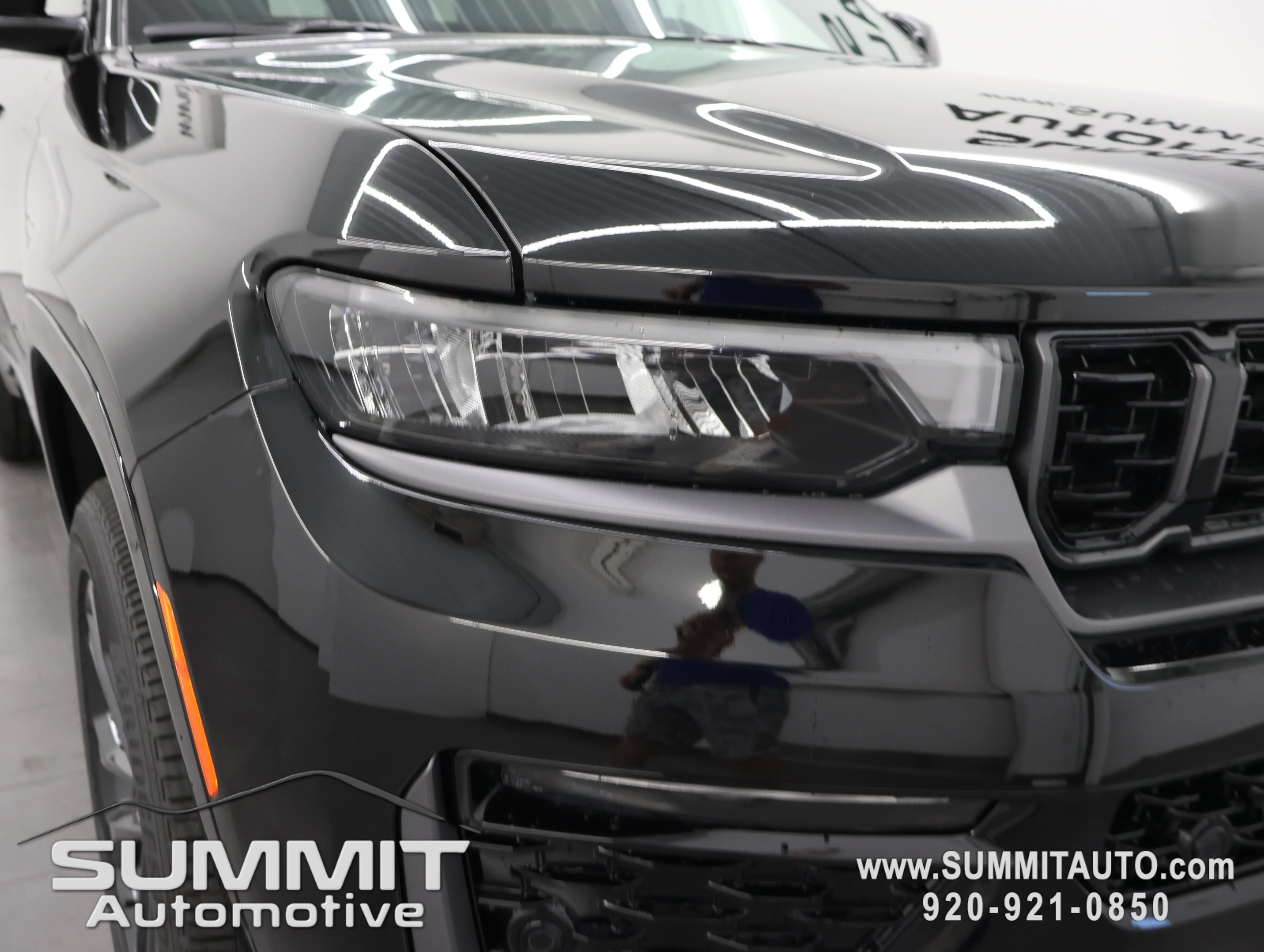 New 2026 Diamond Black Crystal Pearl-Coat Exterior Paint Jeep Limited Reserve image 28