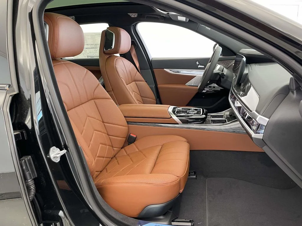 Used 2026 Black BMW xDrive60 image 19
