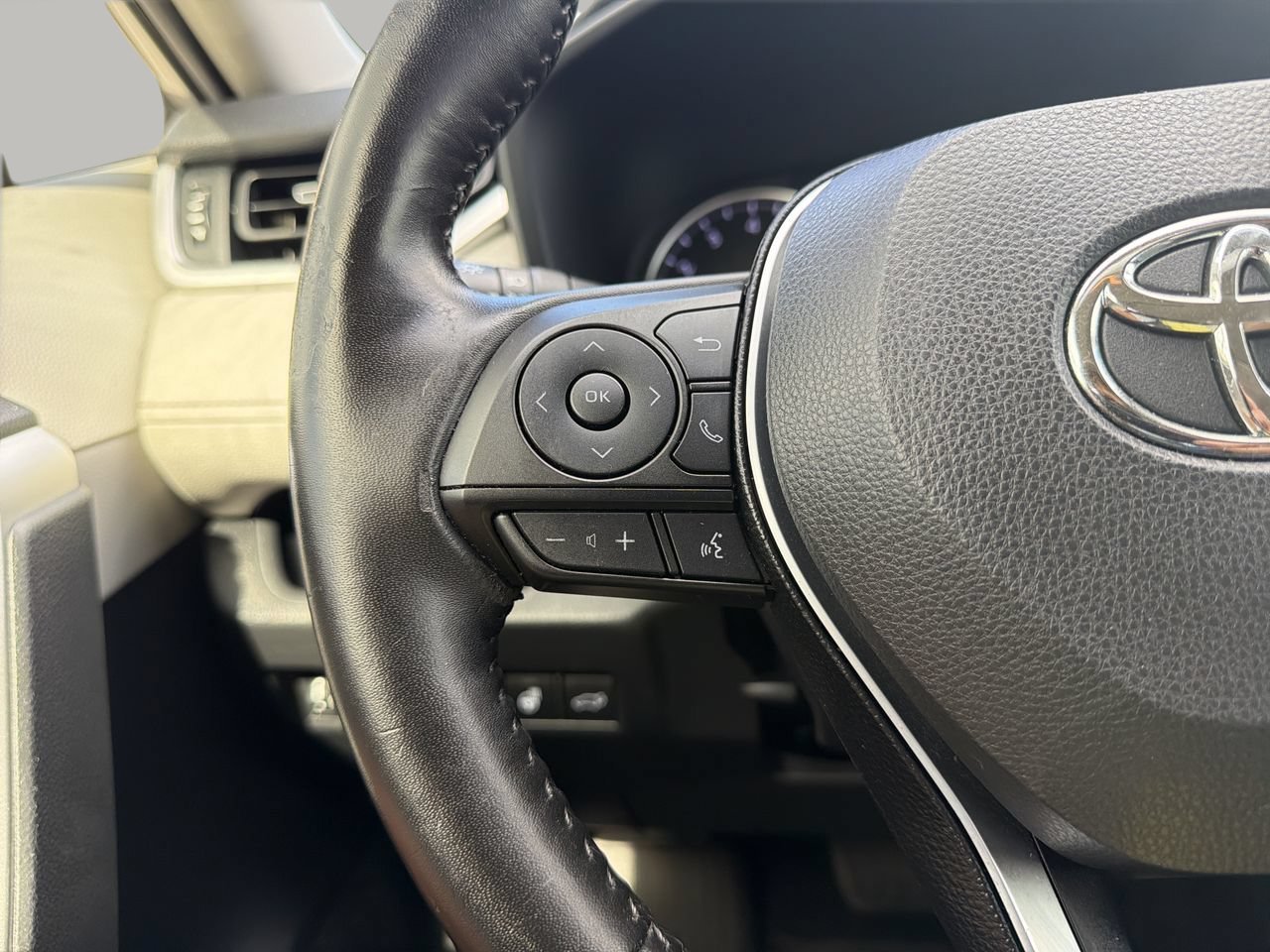 Used 2020 Silver Sky Metallic Toyota XLE Premium image 27