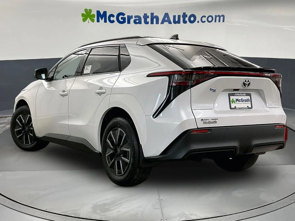 New 2026 Wind Chill Pearl <sup>1</sup> Toyota  XLE image 3