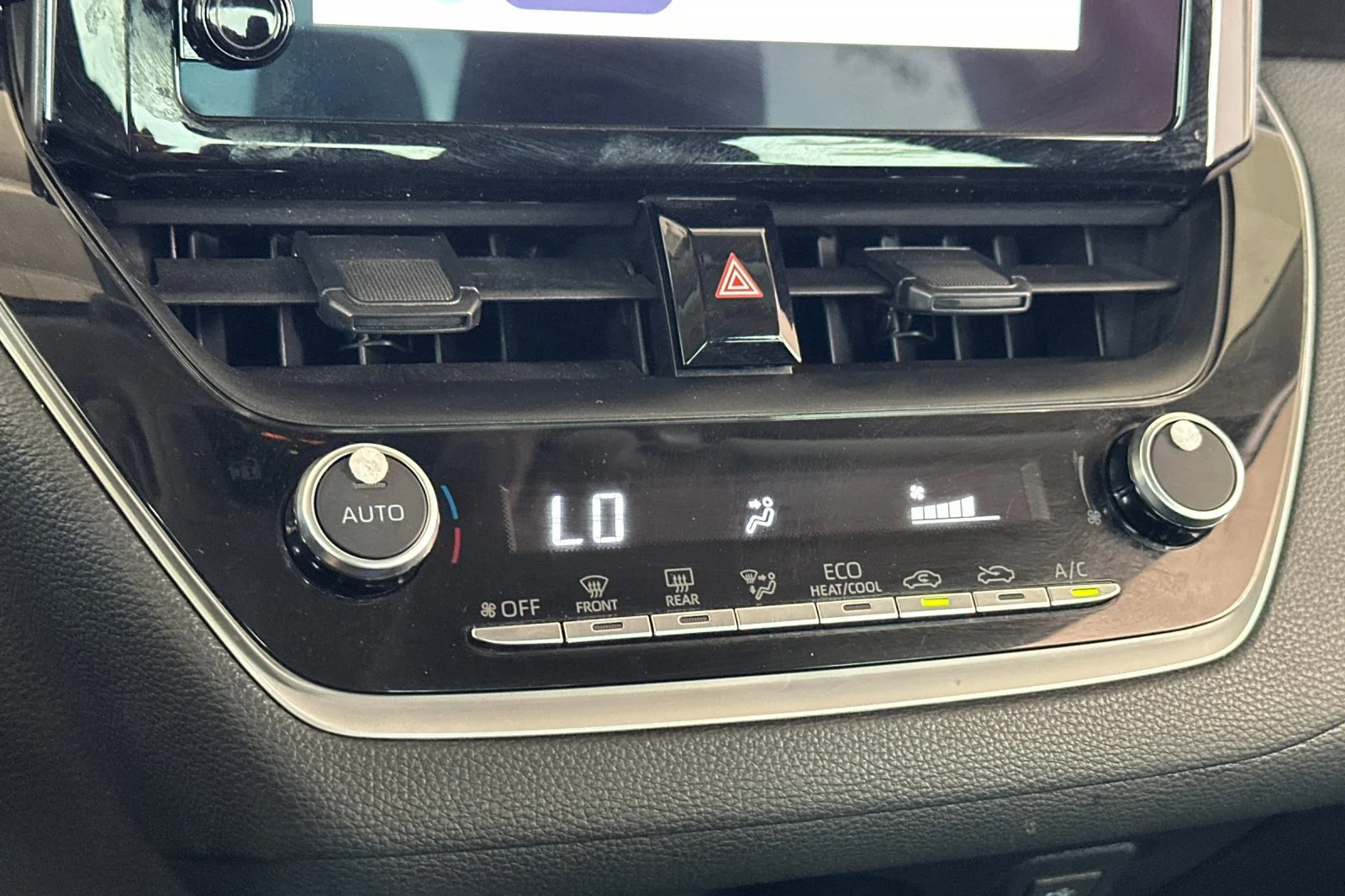 Used 2025 White Toyota LE image 19