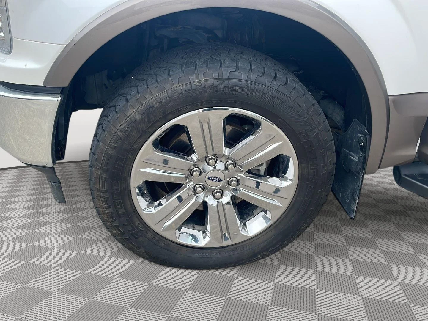 Used 2019 White Platinum Metallic Tri-Coat/Stone Gray Ford LARIAT image 20