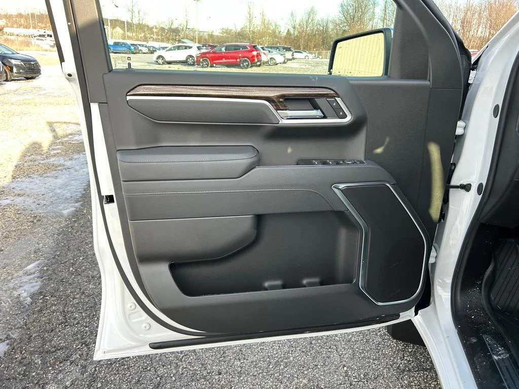 New 2026 GAZ/White GMC SLE image 5
