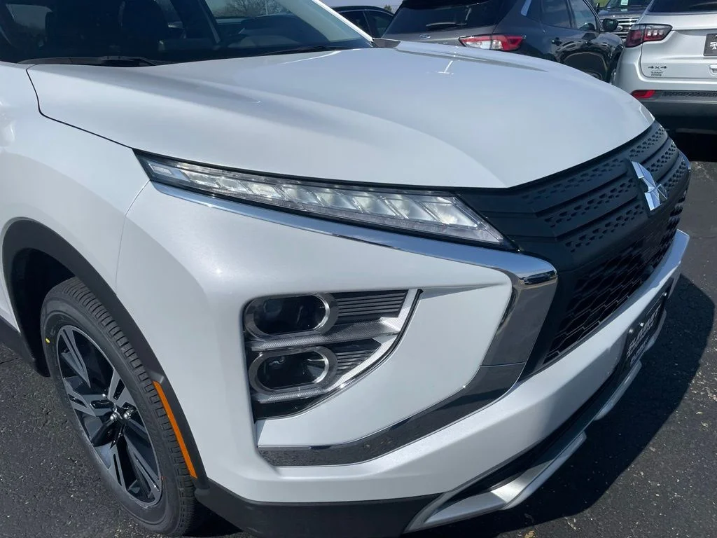 Used 2024 Silver Mitsubishi SE image 25