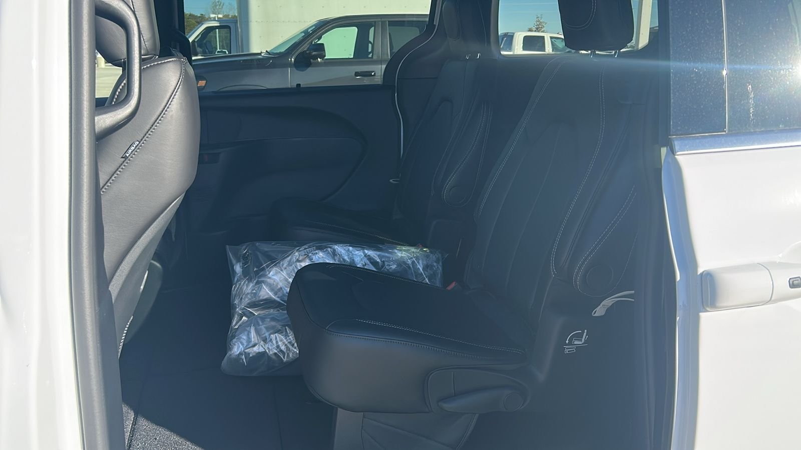 New 2026 Bright White Clear-Coat Exterior Paint Chrysler Select image 29