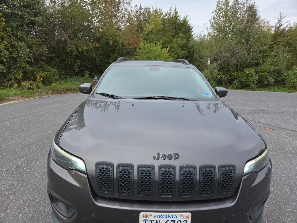 Used 2019 Gray Jeep Latitude Plus image 2